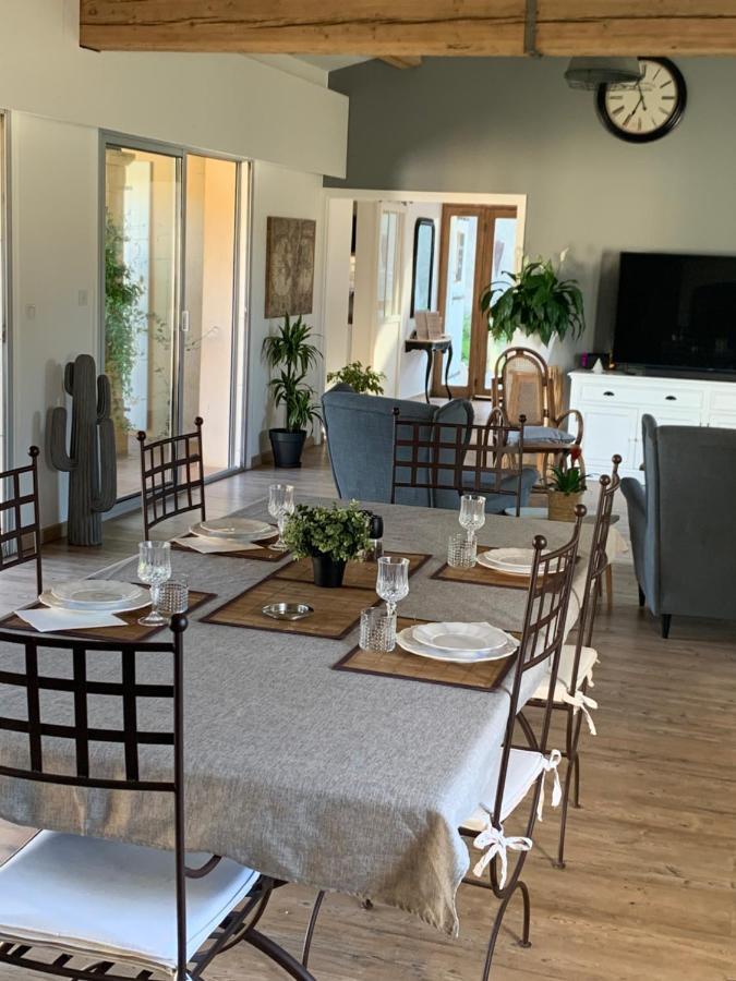 Le Patio, chambres d hôtes pour adultes en Camargue, possibilité de naturisme à la piscine, Aimargues Extérieur photo