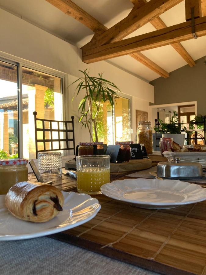 Le Patio, chambres d hôtes pour adultes en Camargue, possibilité de naturisme à la piscine, Aimargues Extérieur photo