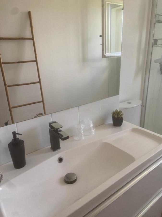 Le Patio, chambres d hôtes pour adultes en Camargue, possibilité de naturisme à la piscine, Aimargues Extérieur photo