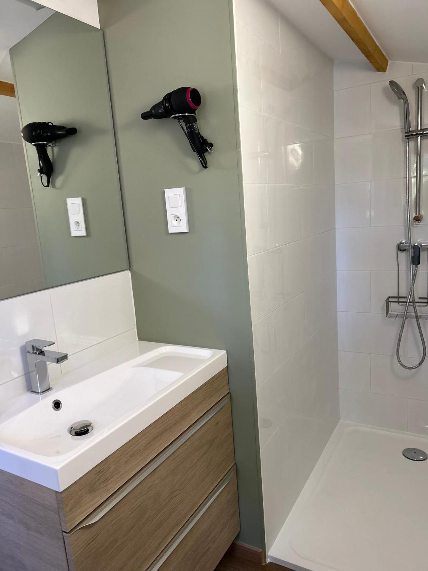 Le Patio, chambres d hôtes pour adultes en Camargue, possibilité de naturisme à la piscine, Aimargues Extérieur photo