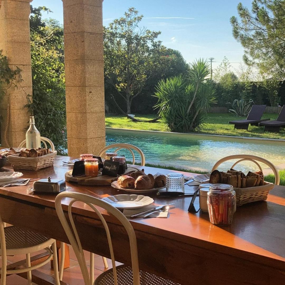 Le Patio, chambres d hôtes pour adultes en Camargue, possibilité de naturisme à la piscine, Aimargues Extérieur photo