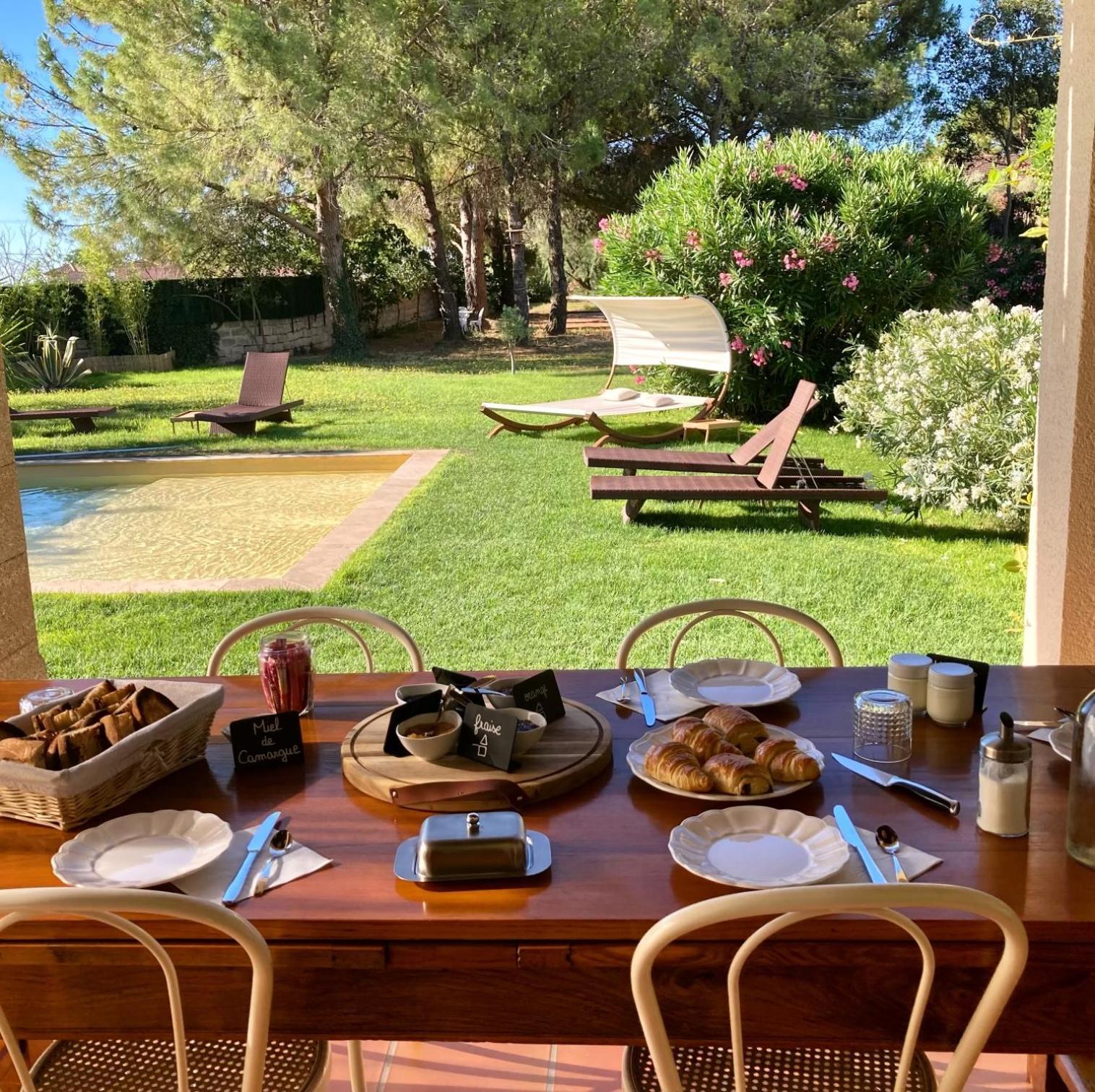 Le Patio, chambres d hôtes pour adultes en Camargue, possibilité de naturisme à la piscine, Aimargues Extérieur photo